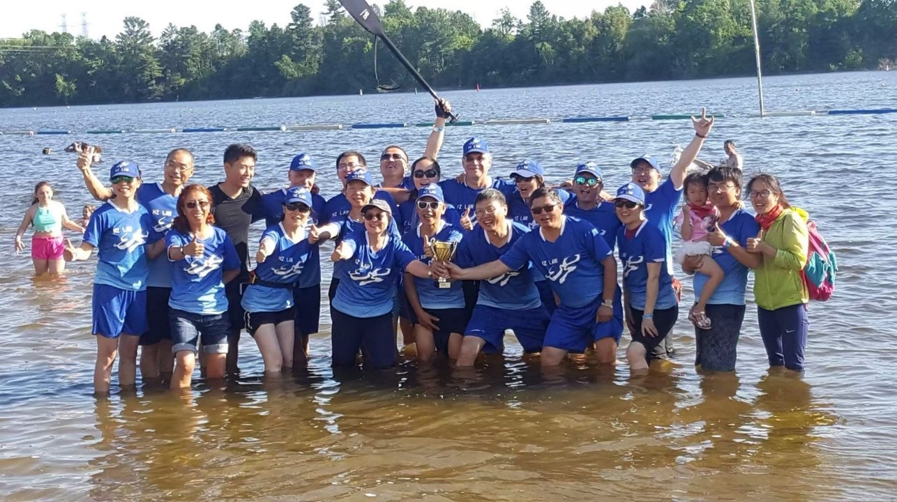 JingJing Team paddlers together